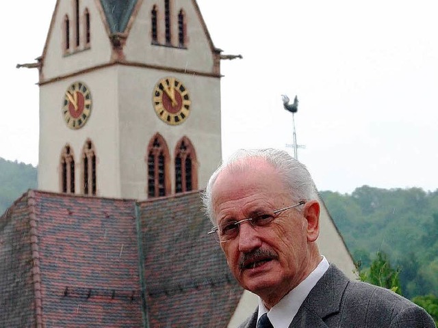 Pfarrer Manfred Hermann 2007 vor der Ebringer Kirche  | Foto: Silvia Faller