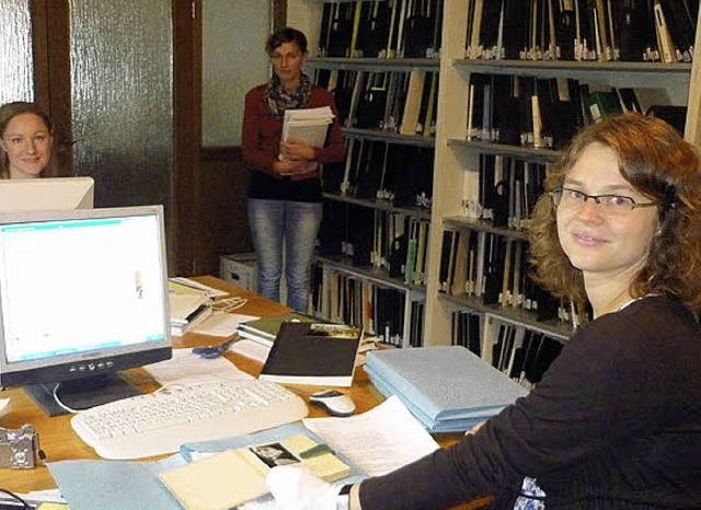 Julia Wagner (rechts) und Christiane W...bei ihrer Recherche im Tagebucharchiv.  | Foto: Seitz