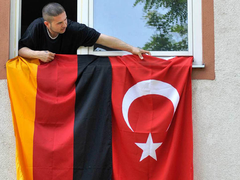 Dafr hat die Stadt  1042 neue Mitbrger mit auslndischen Wurzeln bekommen. Fuballfan Hasan zbek ist keiner dieser Neubrger – das Foto entstand im Jahr 2008.