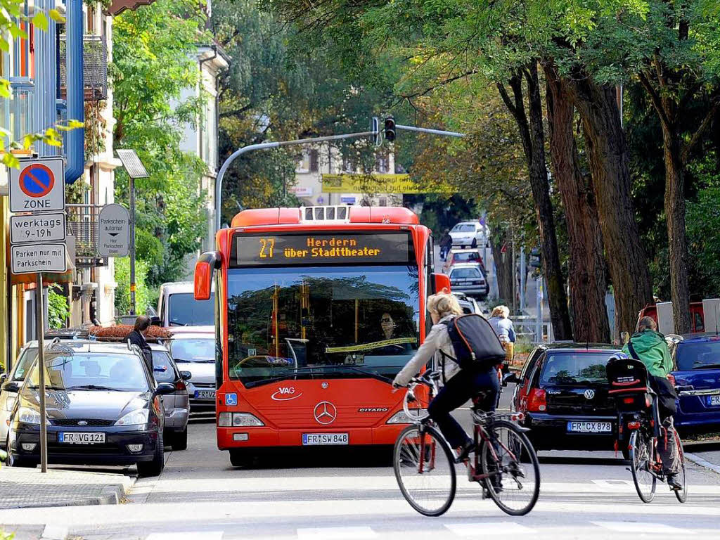 ...und 352 Busse. Die PKW-Dichte ist brigens gesunken – auch deshalb, weil hier viele Studenten lieber Fahrrad fahren.