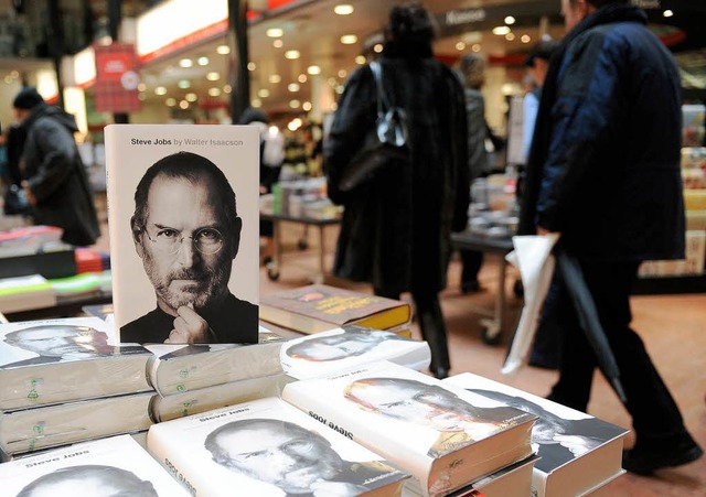 Vermutlich ein Bestseller: die Biograp... Jobs in einem Berliner Buchkaufhaus.   | Foto: dpa