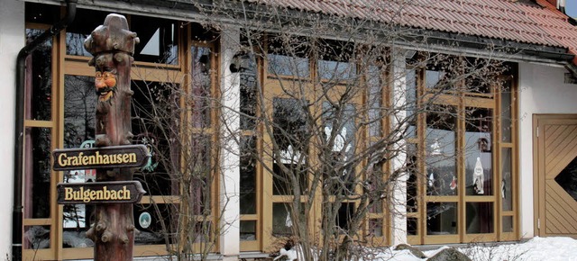 Im nchsten Jahr sollen die Fenster am...nissen zu leiden haben, saniert werden 