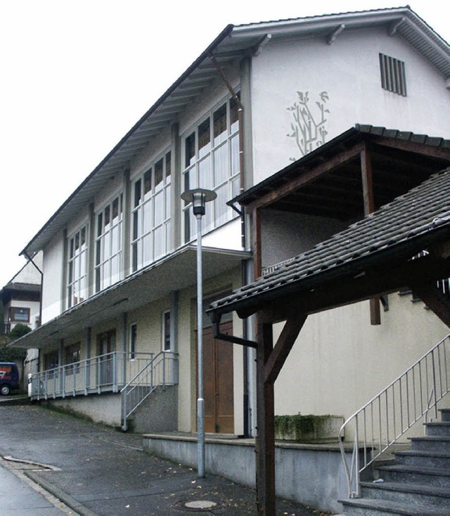 Neue Fenster bekam auch die Huttinger Halle.   | Foto: lauber