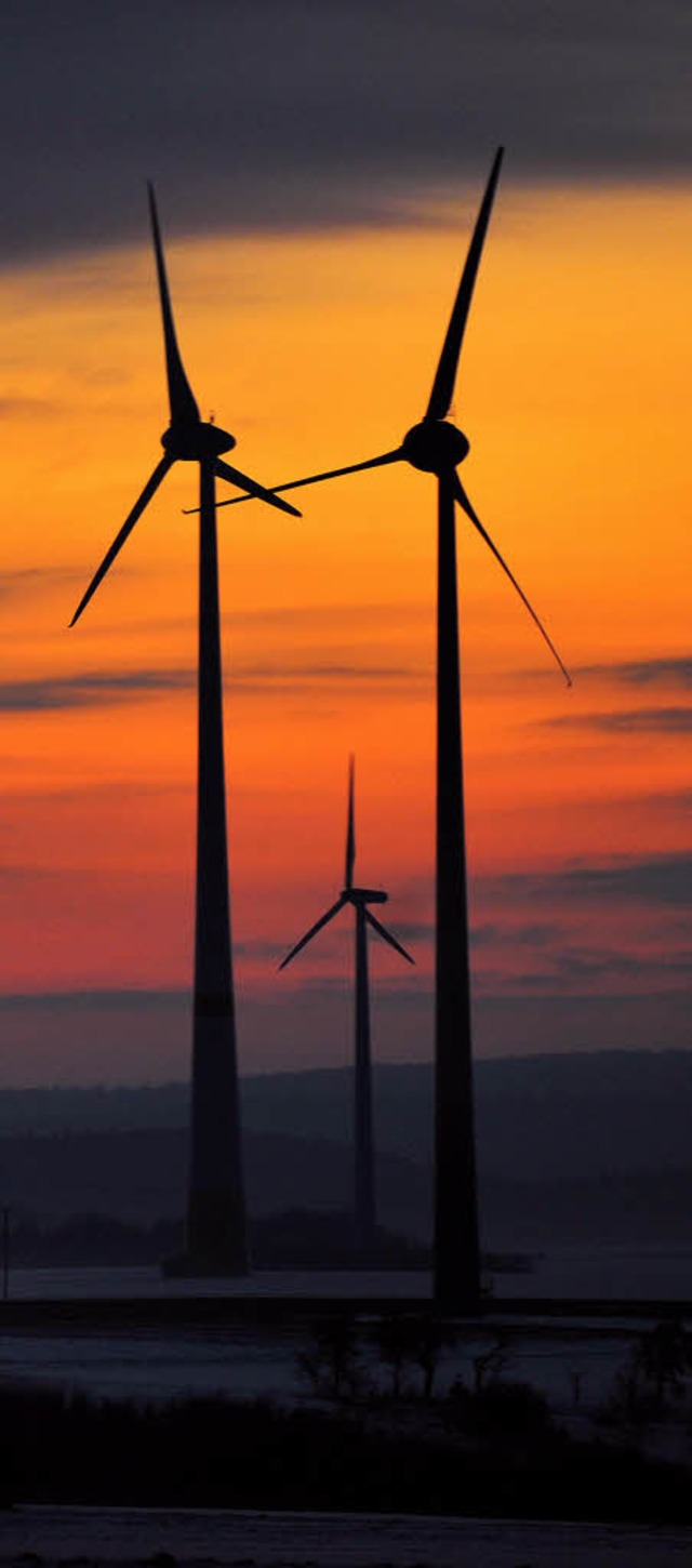 Wie viel vertrgt die Landschaft? Windrder im Abendrot  | Foto: DPA