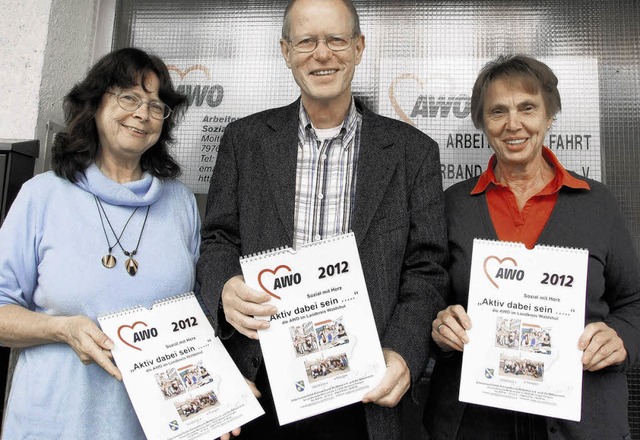 Elvira Hansmann, Gerd Schmied und Mari...n den Kalender der Arbeiterwohlfahrt.   | Foto: Freudig