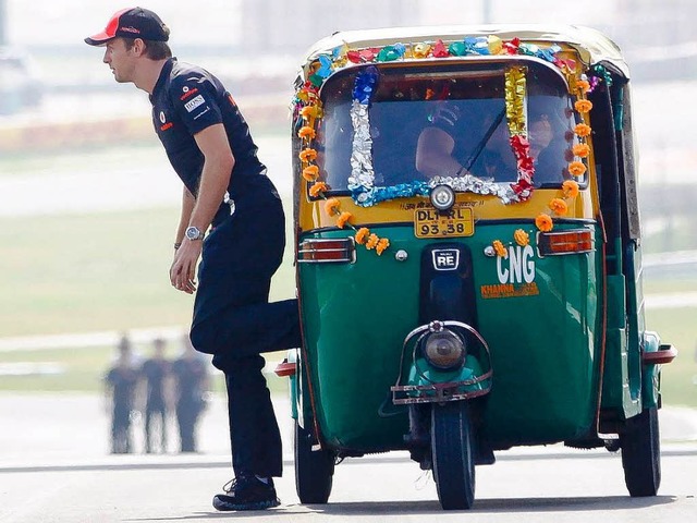 Der englische Formel-1-Pilot Jenson Bu...ahrzeugen in Indien vertraut gemacht.   | Foto: dpa