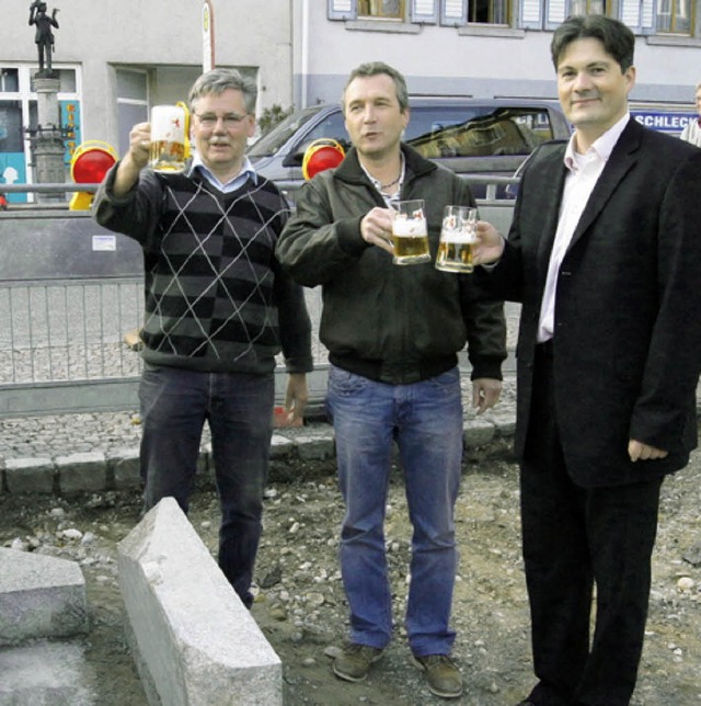Ein dreifach Prosit auf den Brunnen: E...r Landwehr und  Brgermeister Krezer.   | Foto: roland gutjahr