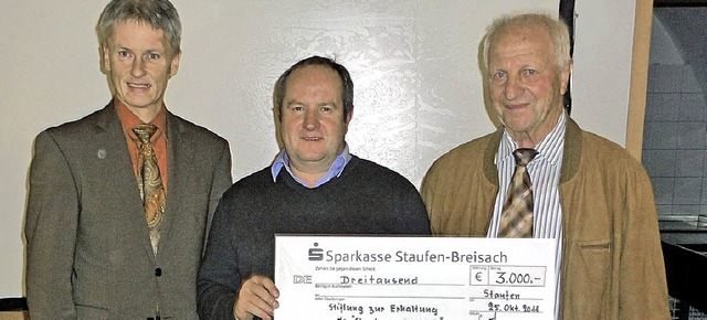 Scheck fr die Stiftung: Brgermeister... Staufen und Stadtfhrer Walter Maier.  | Foto: M. Burkert