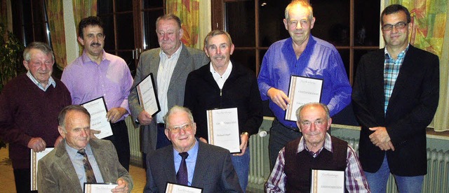 Langjhrige Mitglieder der WG Kiechlin...chael Schmidt (rechts) ausgezeichnet.   | Foto: Privat