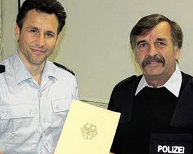 Inspektionsleiter Kai Welzel berreich...nz Vgtle (rechts) die Dankesurkunde.   | Foto: Privat