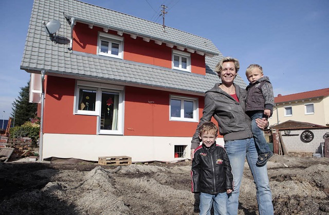 Melanie Bittiger mit den Kindern vor ihrem sanierten und nun prmierten Haus.   | Foto: christoph breithaupt