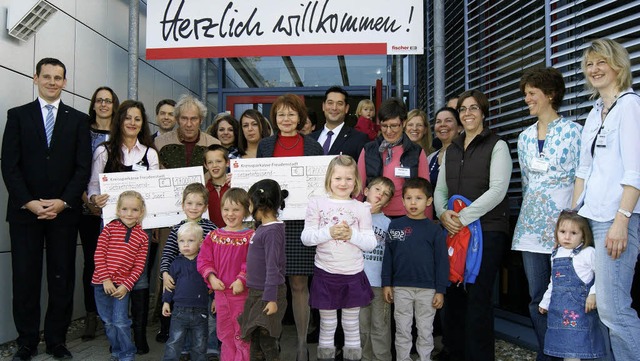 Zur bergabe der  Schecks an die Teams..., waren auch mehrere Kinder gekommen.   | Foto: charlotte schmid