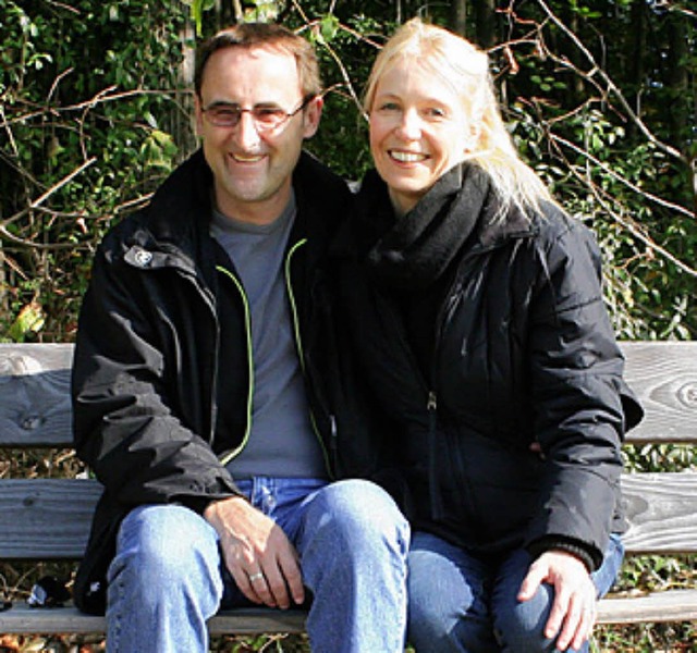 Frisch verheiratet genieen Christine ...tin Willmann die Herbstsonne am Rhein.  | Foto: Reinhard Cremer