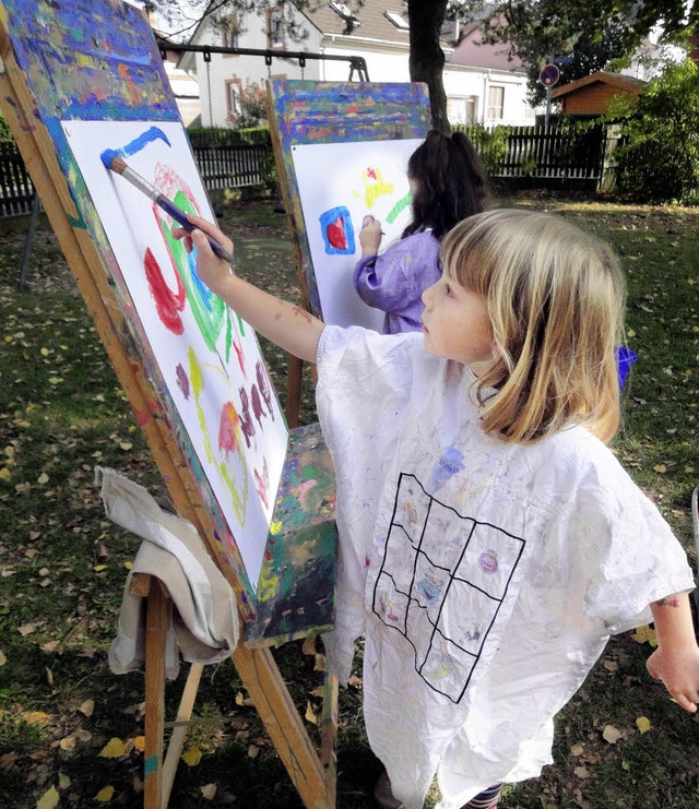 fters mal raus: Kinder beim Malen im ...holischen Hebelkindergartens Steinen.   | Foto: Silke Hartenstein