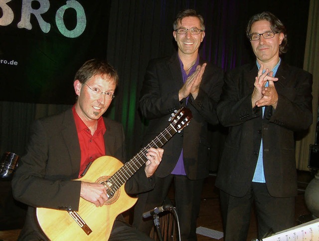 Oliver Fabro an der Gitarre und die Zw...llten den  Kursaal in Bad Sckingen.   | Foto: Roswitha Frey