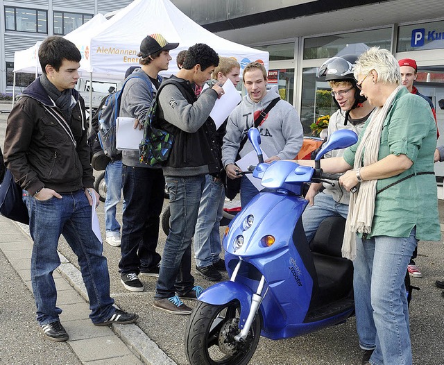 Die Schler des Technischen Gymnasiums...aren von  der E-Mobilitt begeistert.   | Foto: Volker Mnch