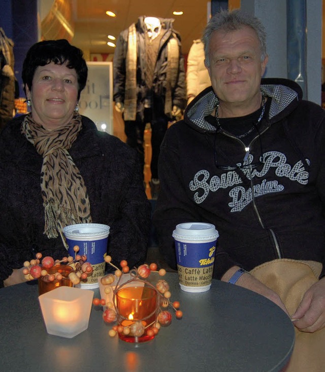 Kunden genieen den Kaffee am Abend be... wrmenden Wolldecke ber den Beinen.   | Foto: Petra Wunderle