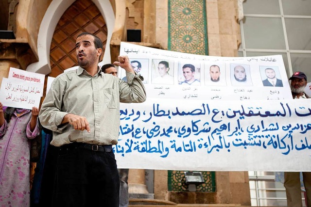 Verwandte der Angeklagten im Prozess u...r dem Gericht in der Hauptstadt Rabat.  | Foto: dpa