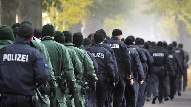 Auf der Suche nach den flchtigen Poli...Hundertschaft der Polizei in Augsburg   | Foto: dpa
