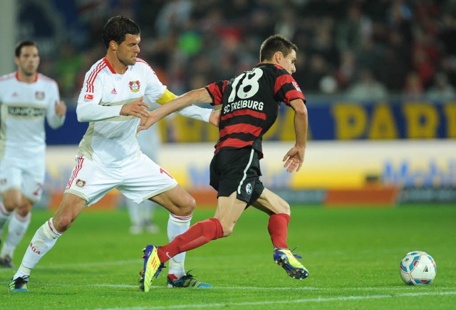 Michael Ballack (Bayer 04 Leverkusen) ...ampf mit dem Freiburger Johannes Flum.  | Foto: dpa
