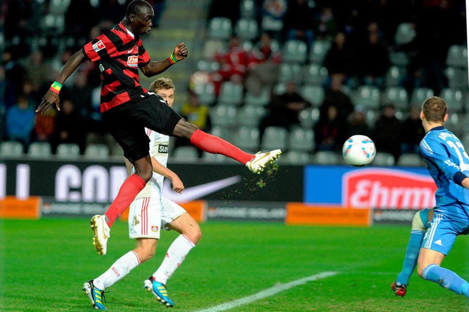 Papiss Demba Cissé trifft leider nur den Pfosten im Spiel des SC Freiburg gegen Bayer 04 Leverkusen. (Foto: meinrad schön) Papiss Demba Cissé trifft leider nur den Pfosten im Spiel des SC Freiburg gegen Bayer 04 Leverkusen. (Foto: meinrad schön)