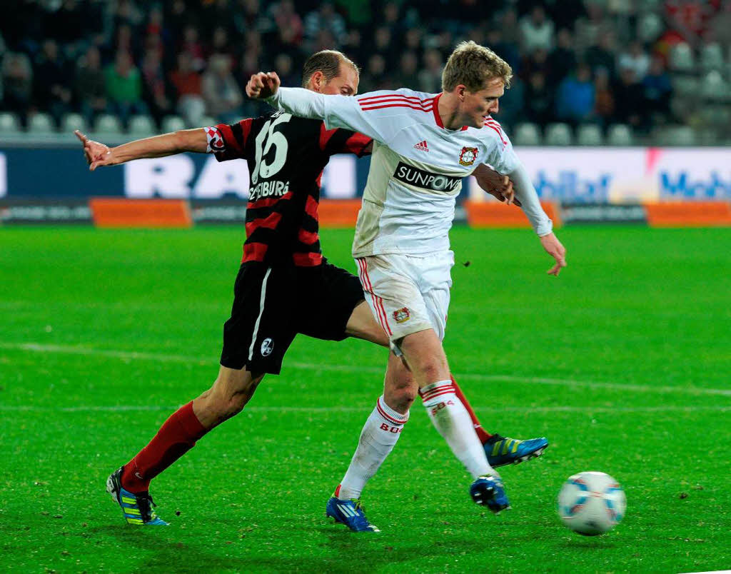 Andreas Schrrle (Bayer 04 Leverkusen) Im Zweikampf gegen Freiburgs Oliver Barth.
