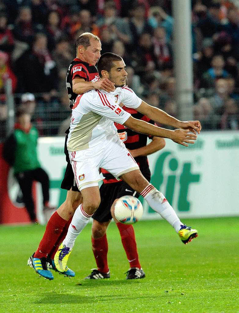 Freiburgs Oliver Barth gegen Leverkusens Eren Derdiyok.