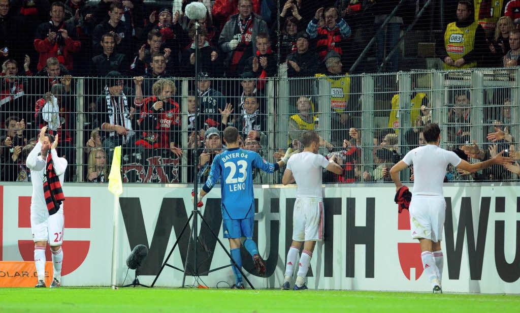 Nach dem Abpfiff: Leverkusener Spieler feiern mit ihren Fans, die an die Dreisam gereist sind.