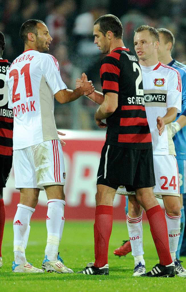 Nach dem Schlusspfiff: Freiburgs Pavel Krmas gratuliert mer Toprak (Bayer 04 Leverkusen) zum 1:0-Sieg.