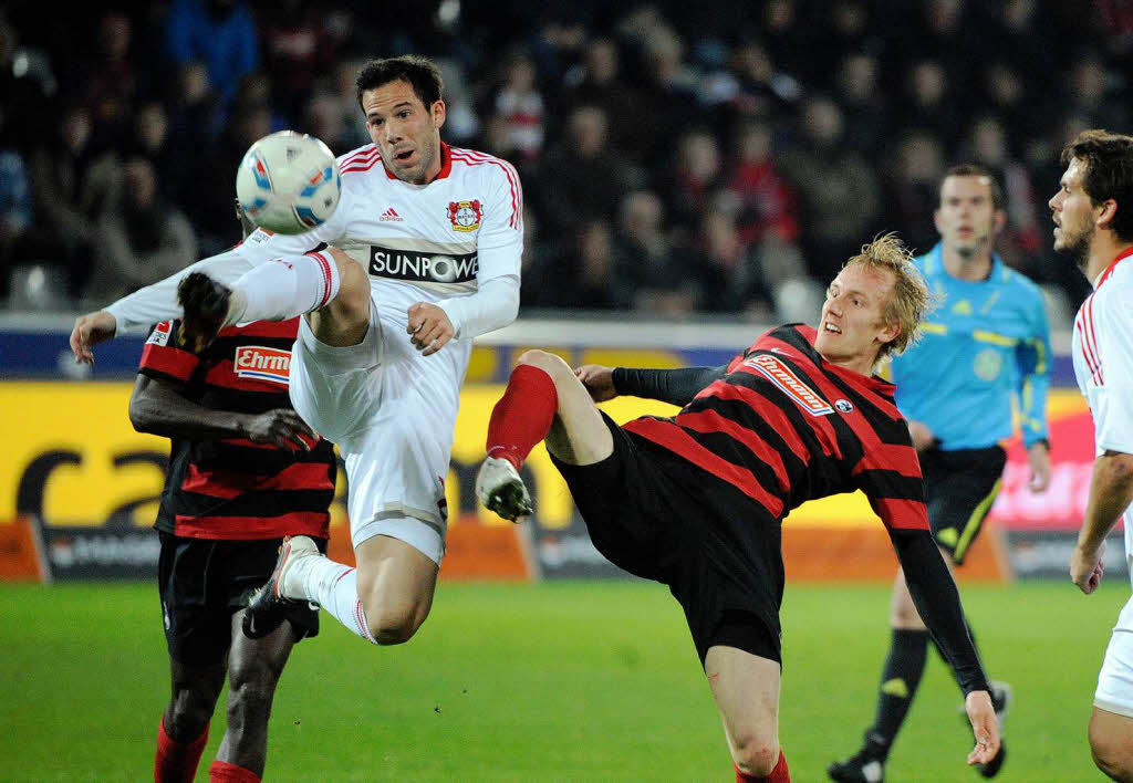 Gonzalo Castro (Bayer 04 Leverkusen) Und Freiburgs Jan Rosenthal im Luftkampf um den Ball.
