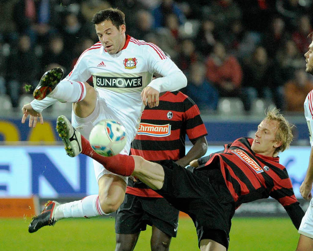 Hart umkmpfter Ball. Im Bild: Jan Rosenthal (SC Freiburg) und Daniel Schwaab (Bayer 04 Leverkusen).