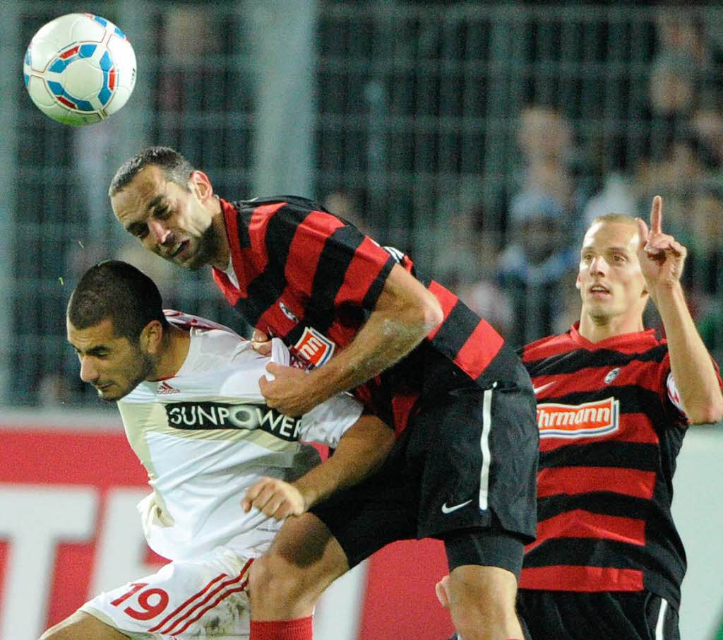 Erem Derdiyok (Bayer 04 Leverkusen) im direkten Kopfballduell mit Pavel Krmas (SC Freiburg).
