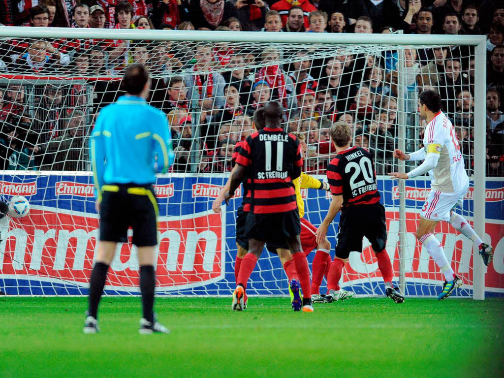 Michael Ballack (r) von Leverkusen erzielt das 1:0.
