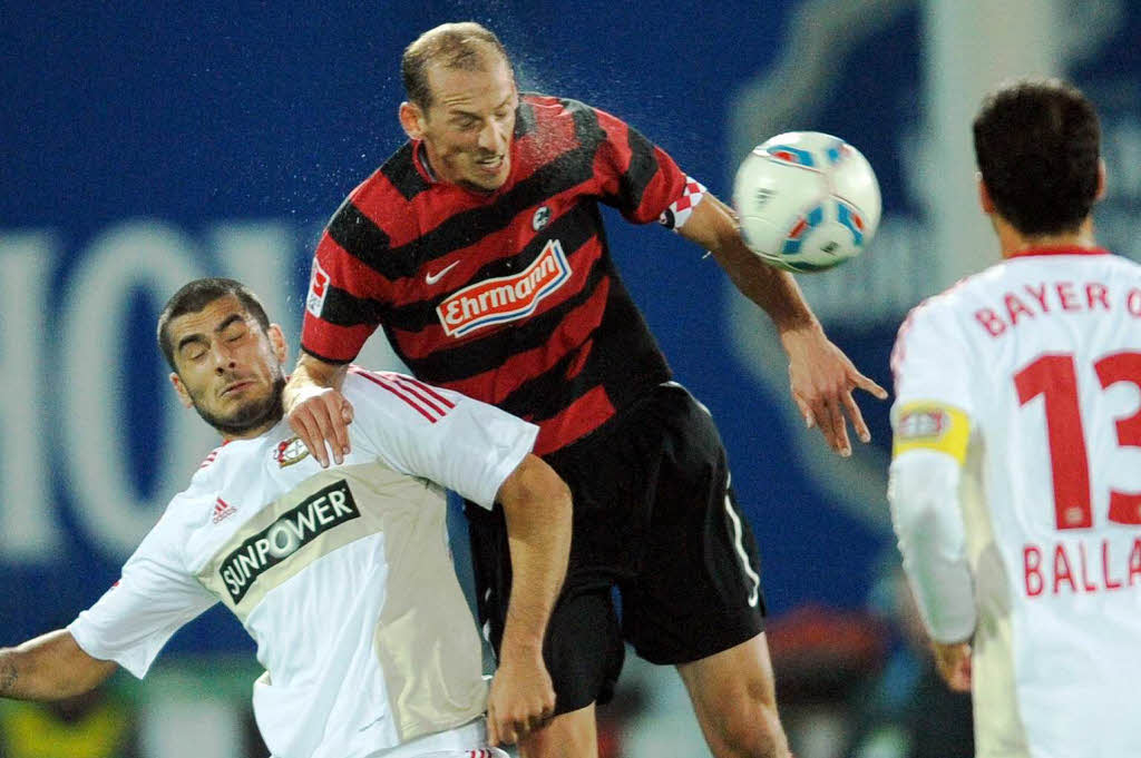 Oliver Barth von Freiburg (M) kmpft mit Eren Derdiyok (l) um den Ball, rechts Leverkusens Michael Ballack.