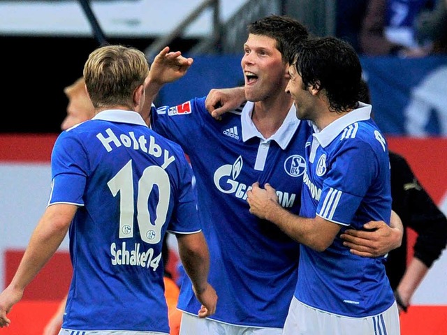 Schalkes Mittelfeldmann Lewis Holtby f...elaar und Raul den Sprung auf Platz 2.  | Foto: AFP