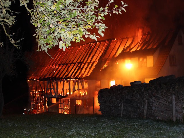 Am Samstagmorgen brannte in Lffingen-...ngen ein Wohn- und konomiegebude ab.  | Foto: Christa Maier