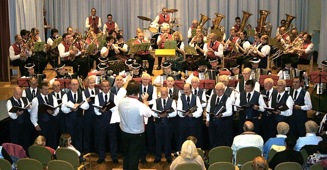 120 Musiker aus drei Vereinen gestalte...sskonzert im Kurhaus in Hinterzarten.   | Foto: Dieter Maurer