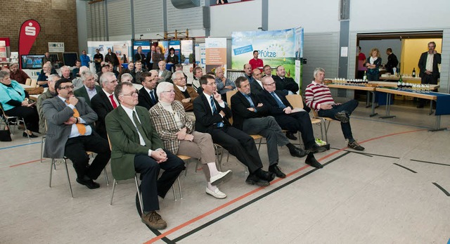 Bei der Erffnungsfeier sind die Gste ganz Ohr.   | Foto: Stefan Merkle