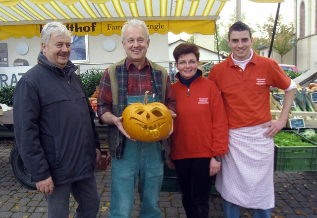 Von Anfang an beim Freitagsmarkt dabei...Pfrengle, Eva Widmann und Sohn Martin   | Foto: Otmar Faller