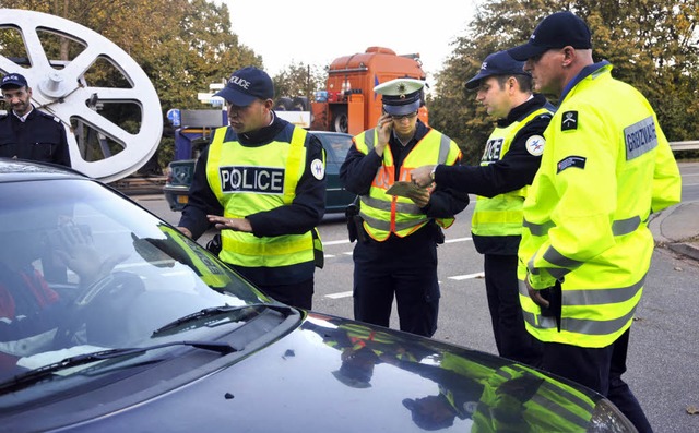 Die trinationale Patrouille  kontrolliert Verkehrsteilnehmer.   | Foto: Mnch