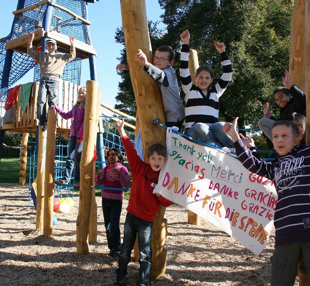 Die Schler des Bildungs- und Beratung...hdigte erobern den neuen Spielplatz.   | Foto: Michael Saurer