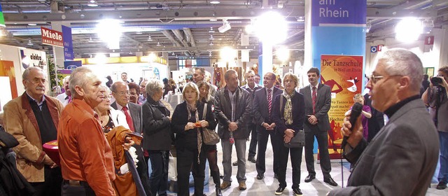 Im gleienden Scheinwerferlicht: OB Di...tand auf der Basler Herbstwarenmesse.   | Foto: Lauber