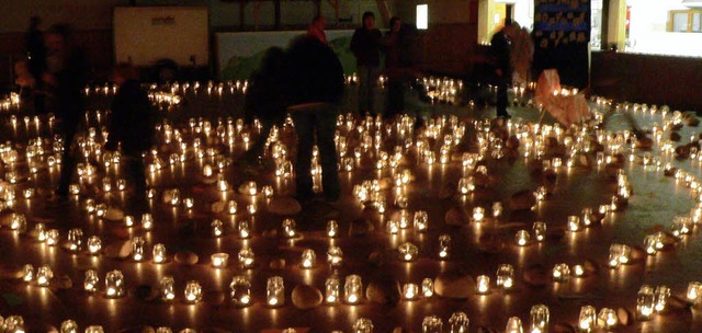 &#8222;Licht-Blick:&#8220; Der Schein ...s in Neuenweg. Drinnen wurde gefeiert.  | Foto: Georg Diehl