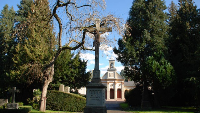 Der Alte Friedhof am Waldbach ldt stets zum Verweilen ein.   | Foto: gertrude siefke