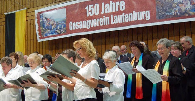 &#8222;Klnge der Freude&#8220; prsen... der Luttinger Mslehalle fnf Chre.   | Foto: Hildegard Siebold