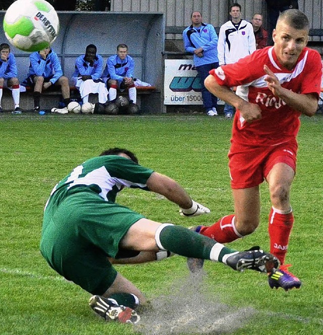 Ismail Morina setzt sich per Kopf gege...Bahlinger SC dabei aber nicht heraus.   | Foto: Claus Zimmermann