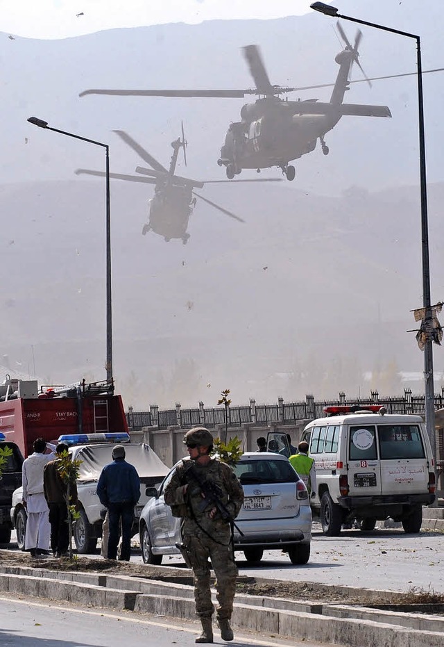 Zwei Nato-Hubschrauber landen in der N...17 Menschen, darunter 13 US-Soldaten.   | Foto: AFP