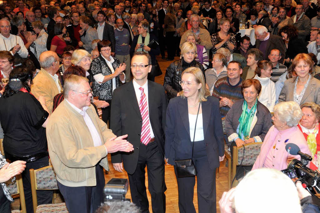 Mllheims neue Rathauschefin Astrid Siemes-Knoblich lie sich feiern, als das Ergebnis feststand. Und hatte eine lange Nacht vor sich...