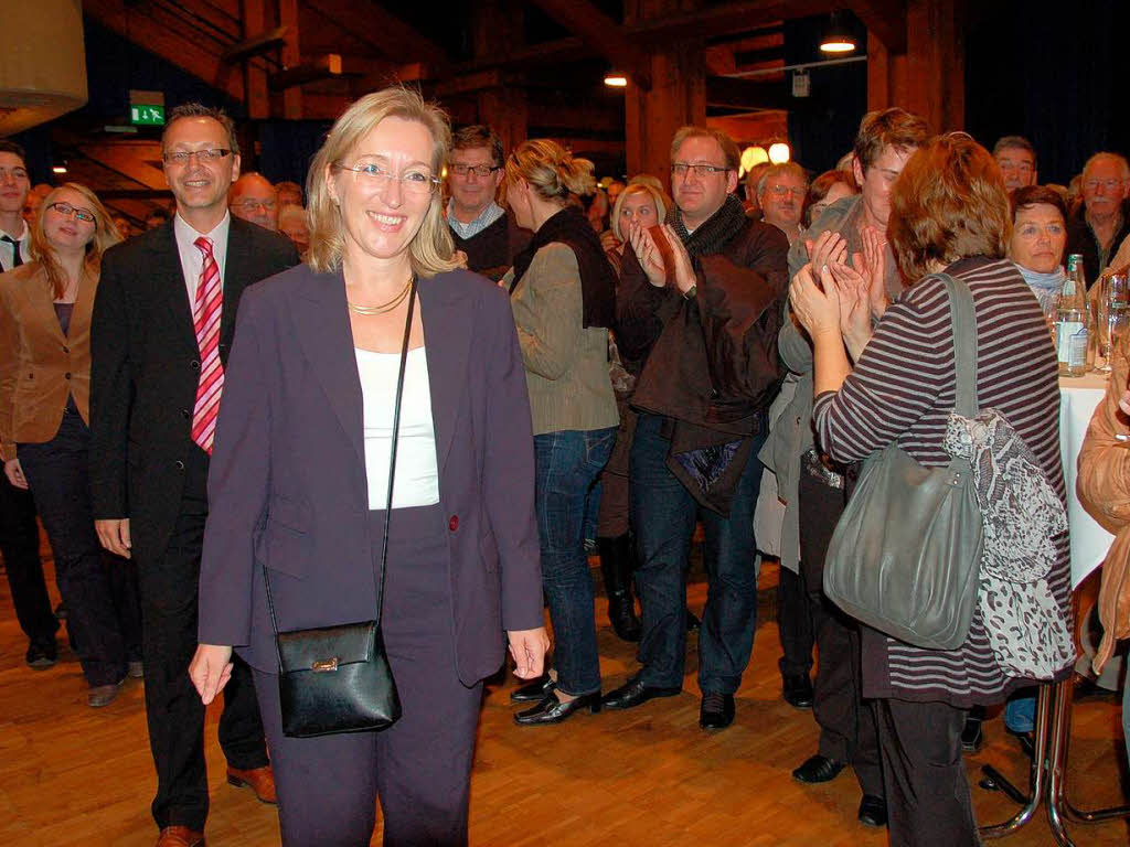 Mllheims neue Rathauschefin Astrid Siemes-Knoblich lie sich feiern, als das Ergebnis feststand. Und hatte eine lange Nacht vor sich...