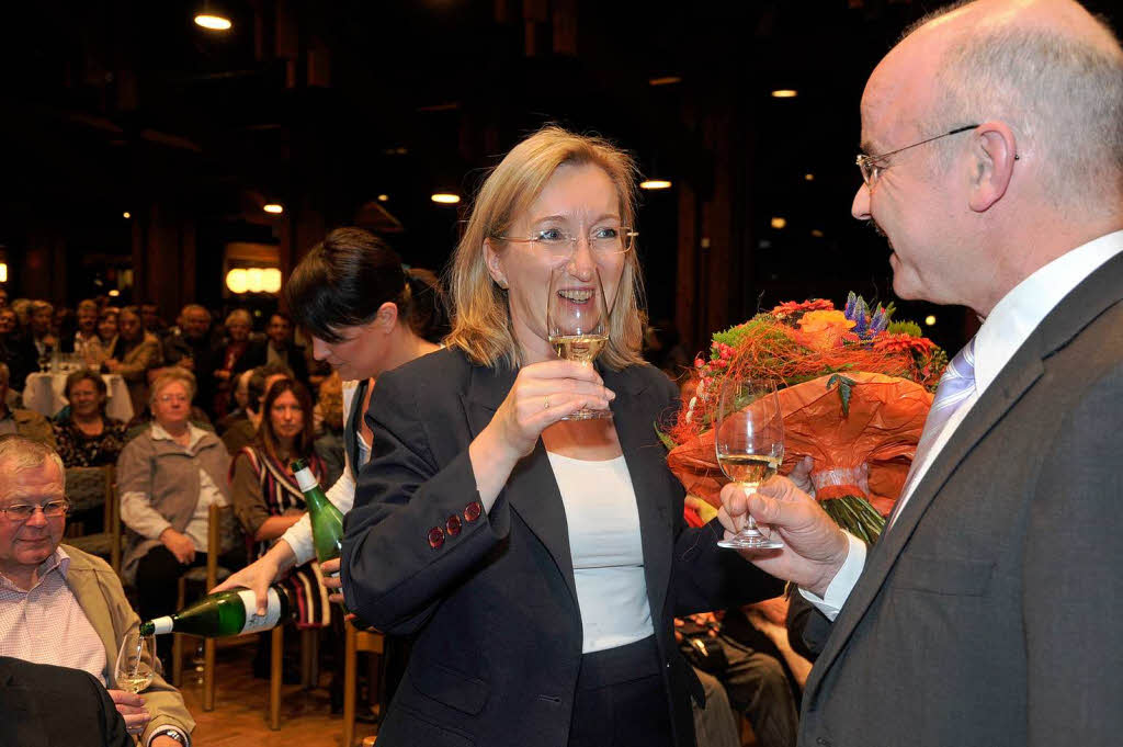 Mllheims neue Rathauschefin Astrid Siemes-Knoblich lie sich feiern, als das Ergebnis feststand. Und hatte eine lange Nacht vor sich...